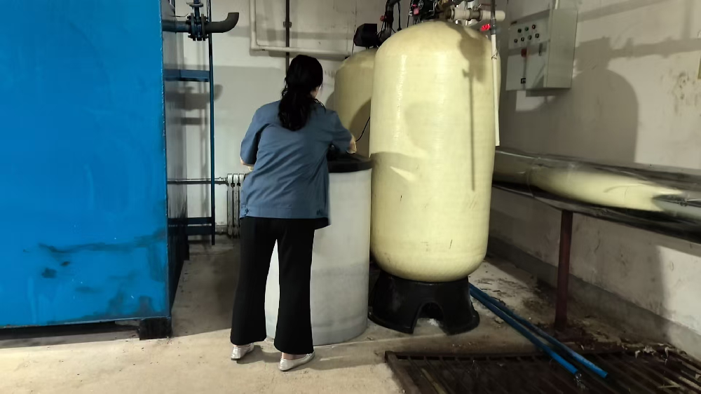 天水開盛供熱公司開展換熱站水處理設(shè)備維護(hù)保養(yǎng)工作